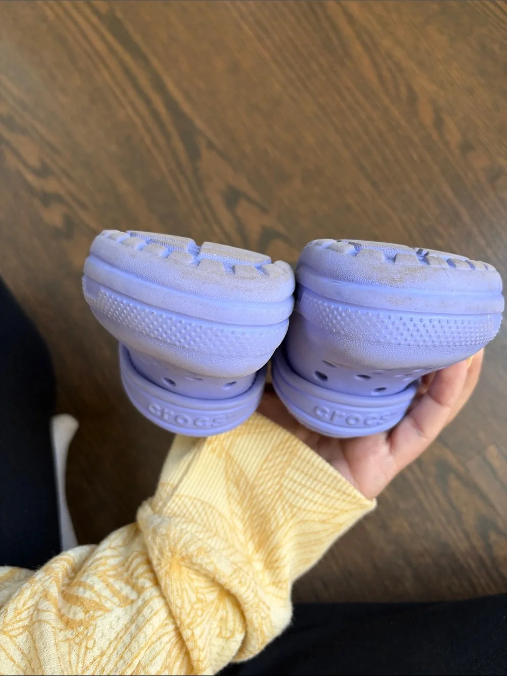 CROCS Kids Lavender Faux-Fur Lined Clogs. C8